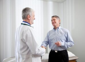 doktor at nasisiyahang pasyente na gumaling ng prostatitis