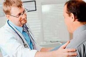 Isang lalaking may prostatitis sa appointment ng doktor